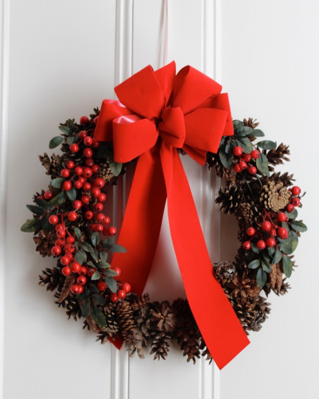 A simplistic Christmas wreath with lovely winter berries. 