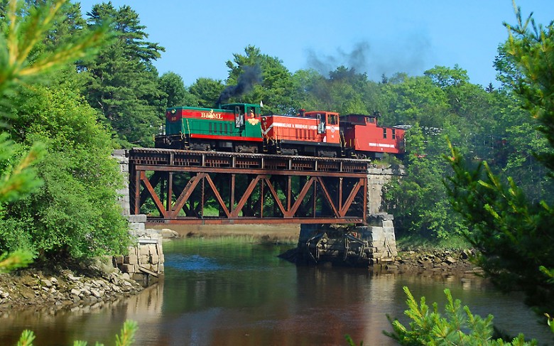 Fall Foliage Train Tours in New England