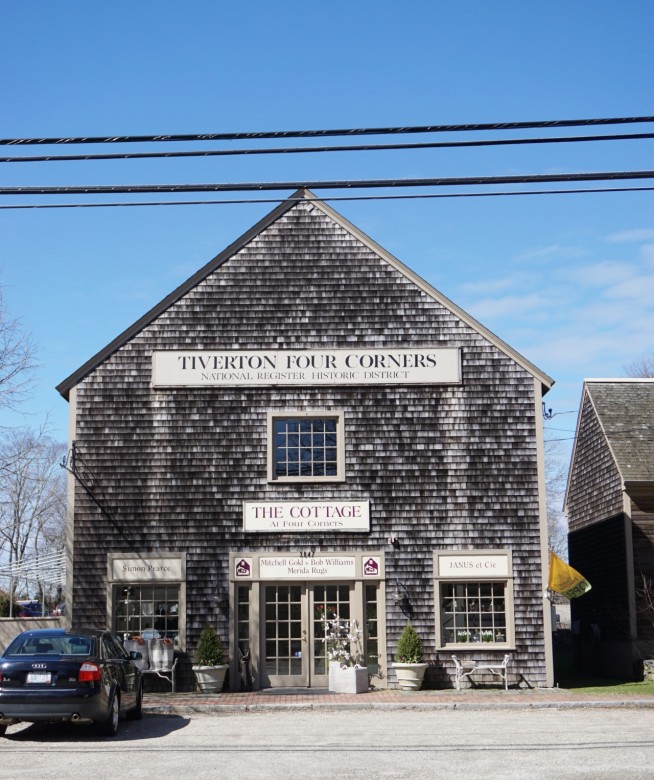 Tiverton Four Corners makes the weathered shingle look appear effortless.